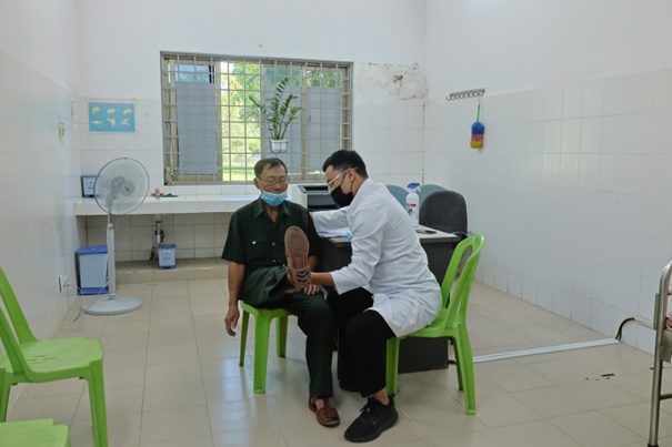 Tổ chức khám, chữa bệnh và tặng quà cho các đối tượng chính sách